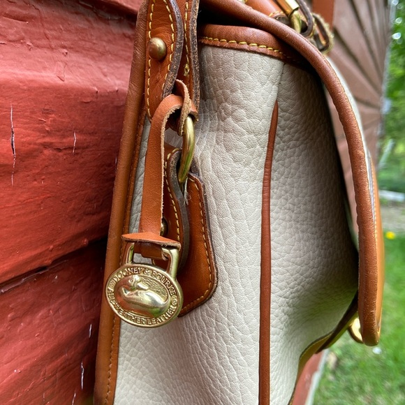 Dooney & Bourke Vintage Bone & British Tan Leather Carrier Shoulder Bag - Picture 3 of 16